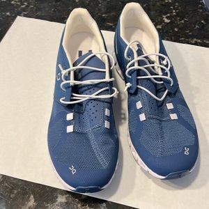 On Cloud 5 midnight /white brand new Well designed